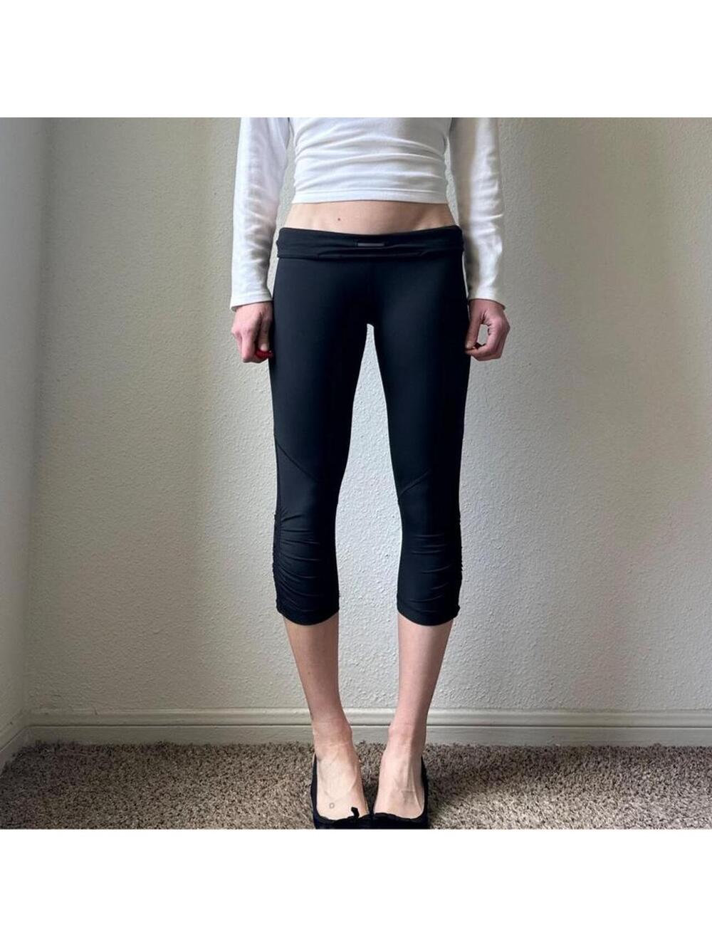 Lulu Lemon Low rise - mid rise cropped skinny leg black leggings capris